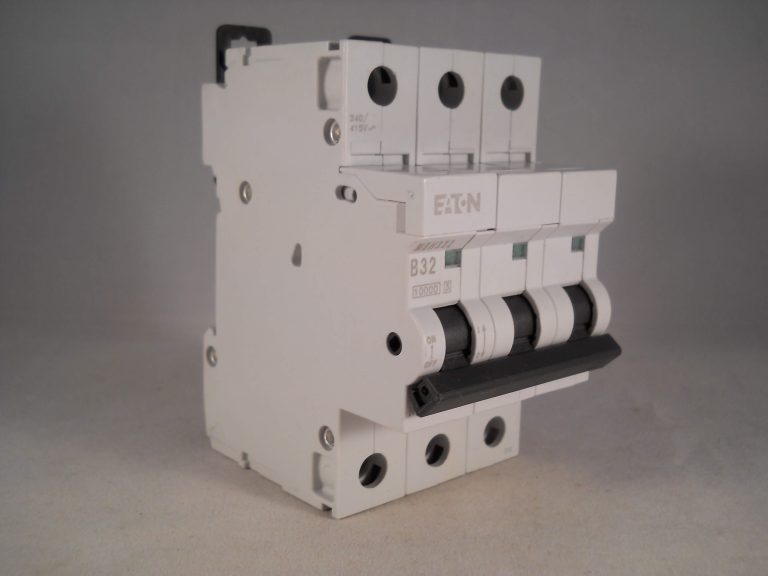 MCB's: Square D KQ 10D132 D32 32A 32 Amp MCB Circuit Breaker Type D