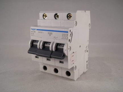 Hager MCB 32 Amp Triple Pole 3 Phase Circuit Breaker Type D 32A 463432 ND332 - Image 3